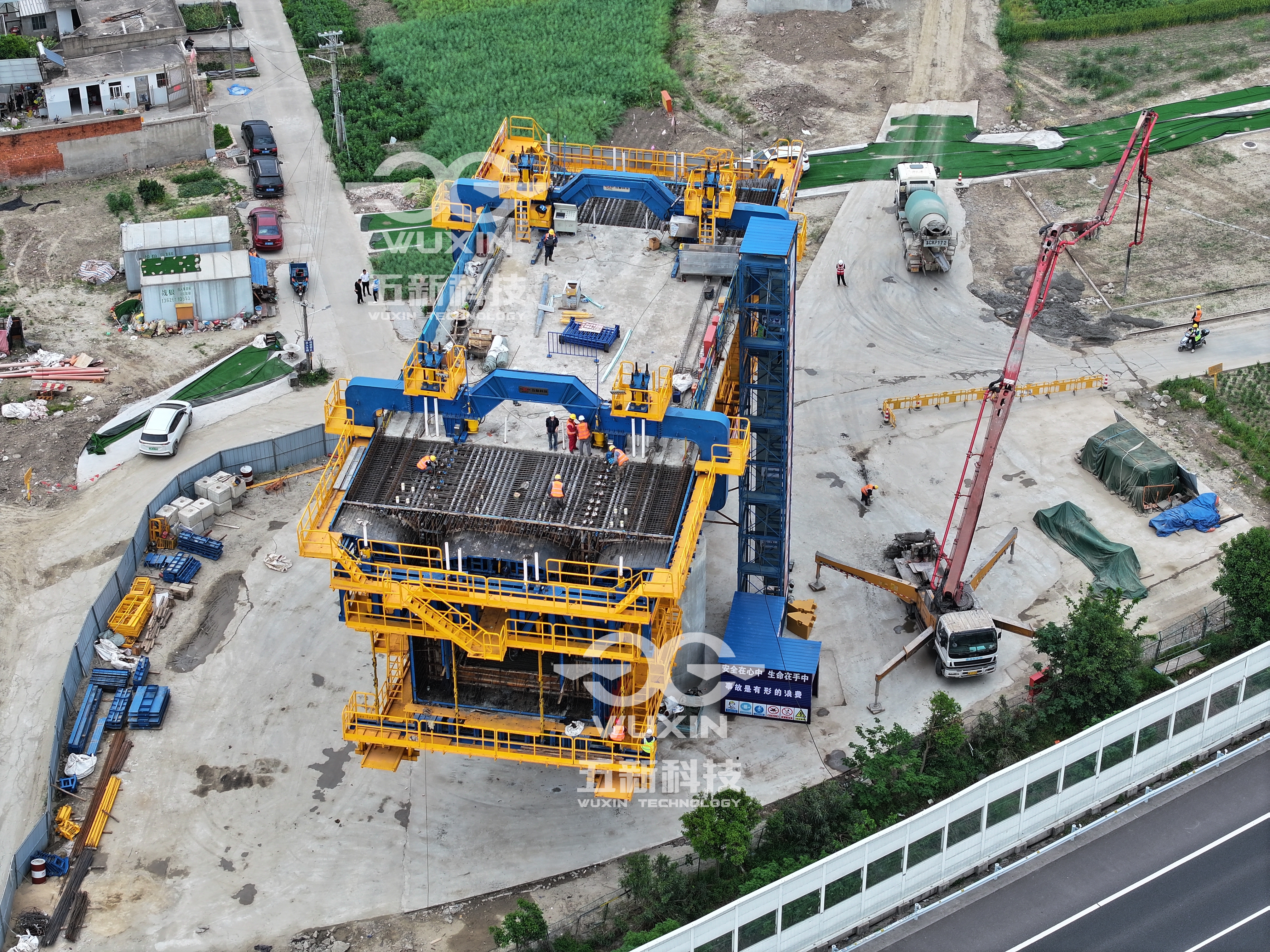 智能懸臂造橋機(jī) —（中鐵建大橋局-北沿江高鐵跨京滬高速段）1.jpg
