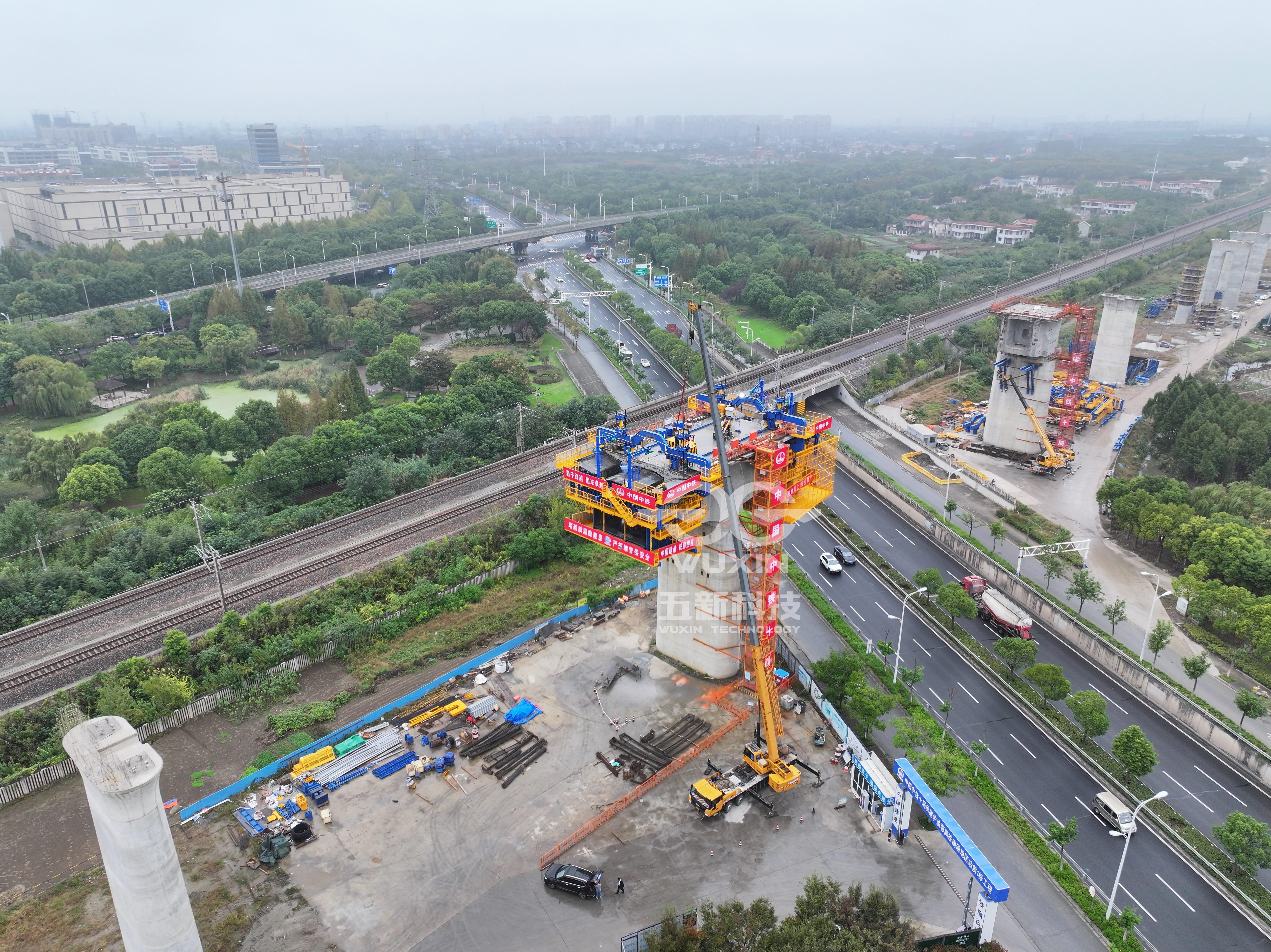 中鐵十局-滬渝蓉高鐵南通樞紐跨鹽通動走線特大橋智能懸臂造橋機2.jpg
