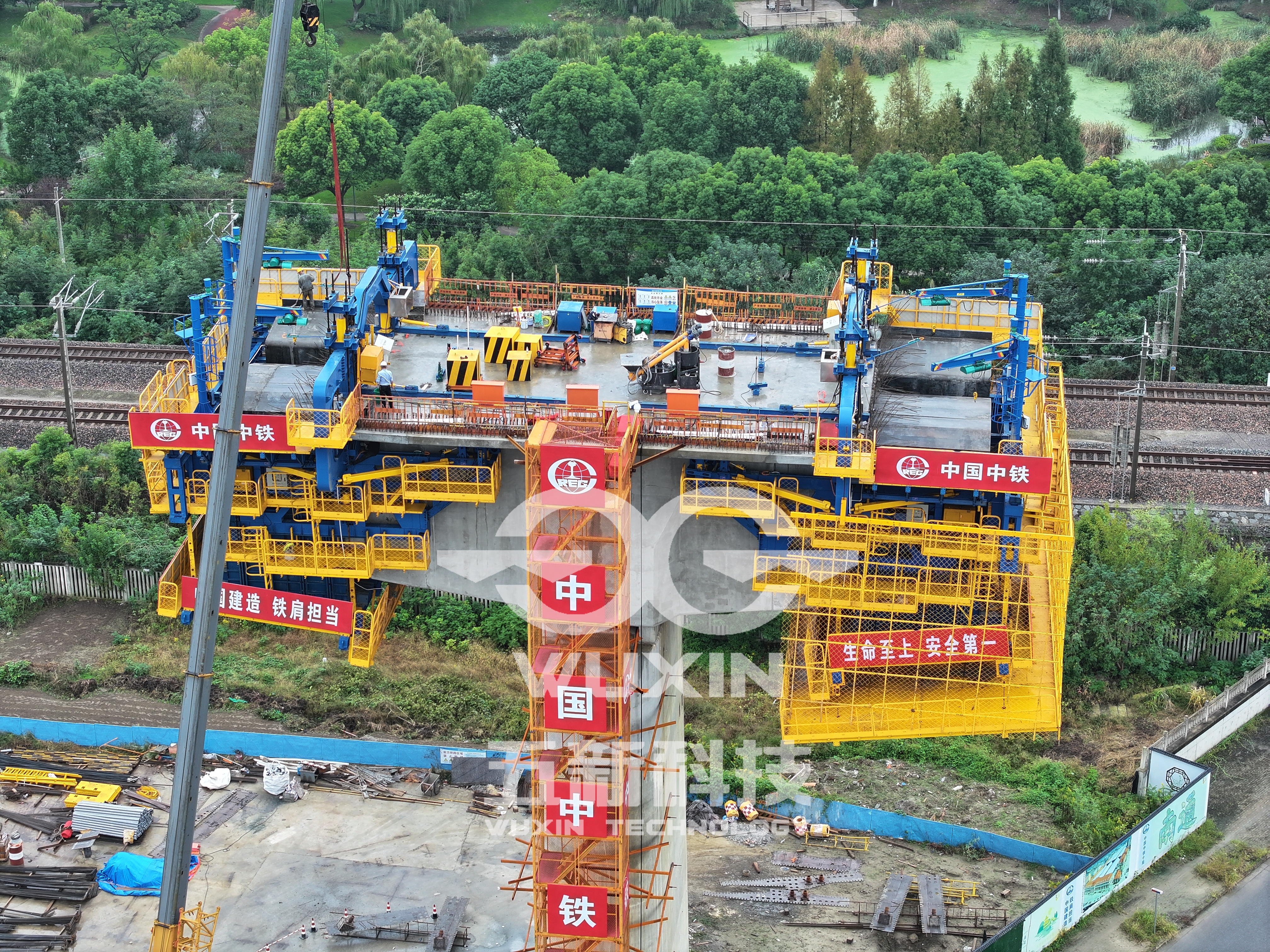 中鐵十局-滬渝蓉高鐵南通樞紐跨鹽通動走線特大橋智能懸臂造橋機5.jpg