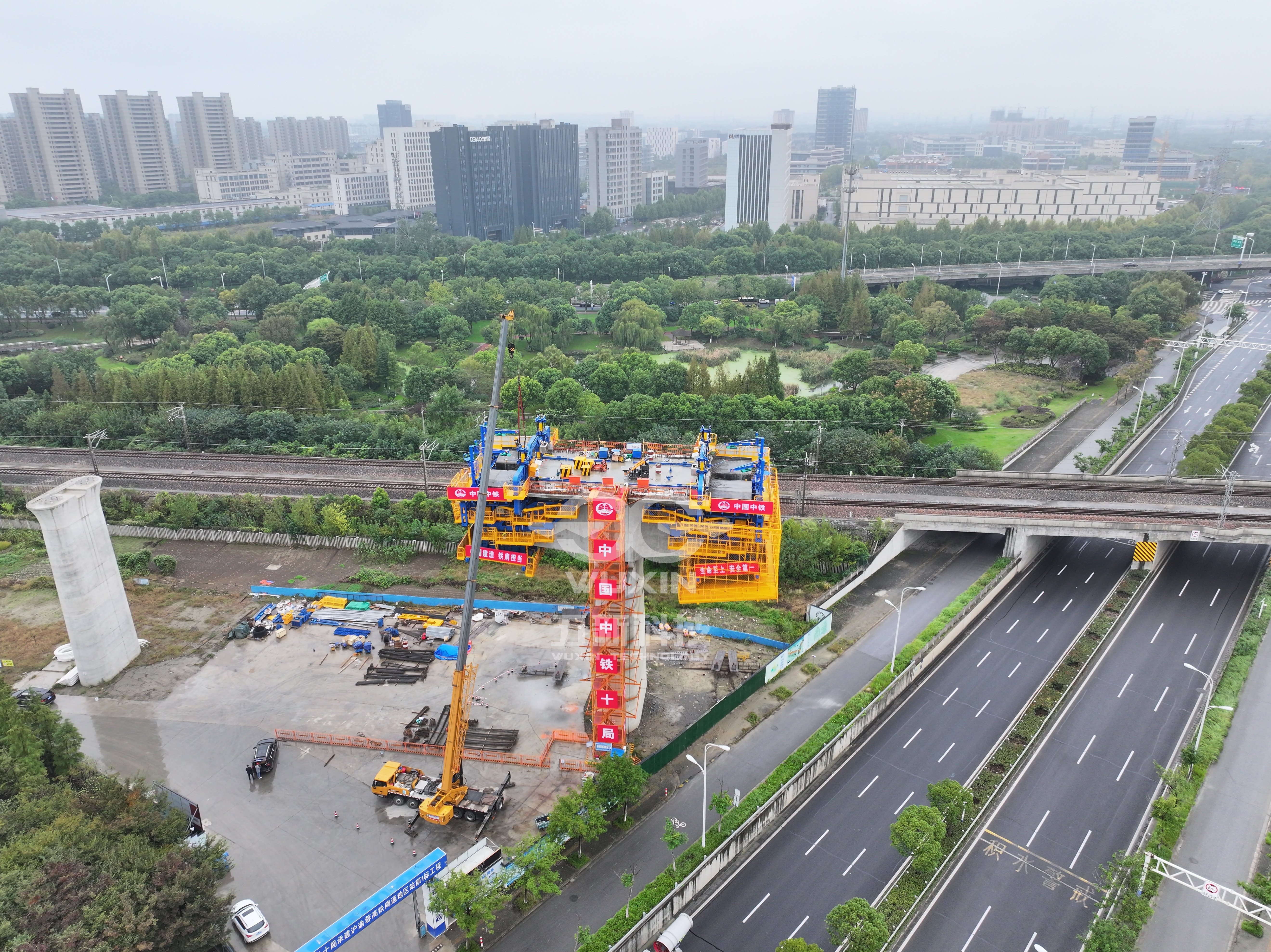 中鐵十局-滬渝蓉高鐵南通樞紐跨鹽通動走線特大橋智能懸臂造橋機4.jpg