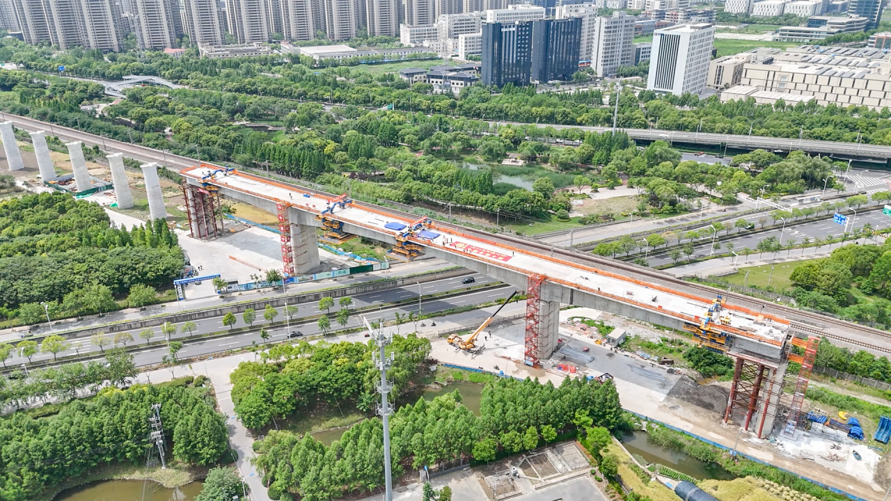 中鐵十局首臺智慧懸臂造橋機完成滬渝蓉高鐵建設首秀